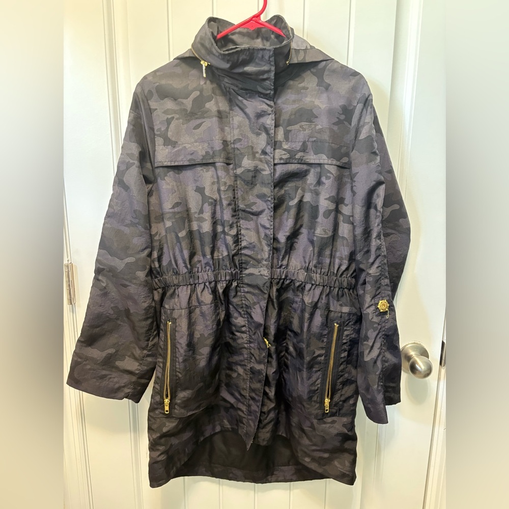 Jones New York Dark Camouflage Lightweight Jacket. Size Large. Detachable hood.